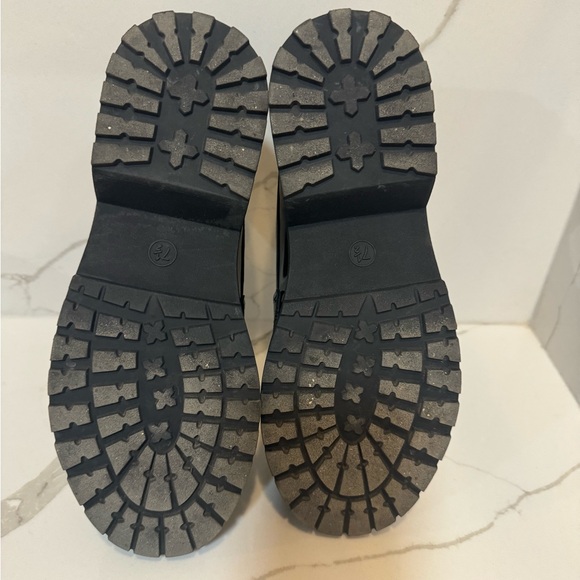 Shoes - Picture 4 of 4